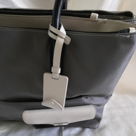 Tumi Nylon Triple Zipper Compartments, Gray Tote 73643GSP, w/Laptop Pouch - Picture 4 of 15